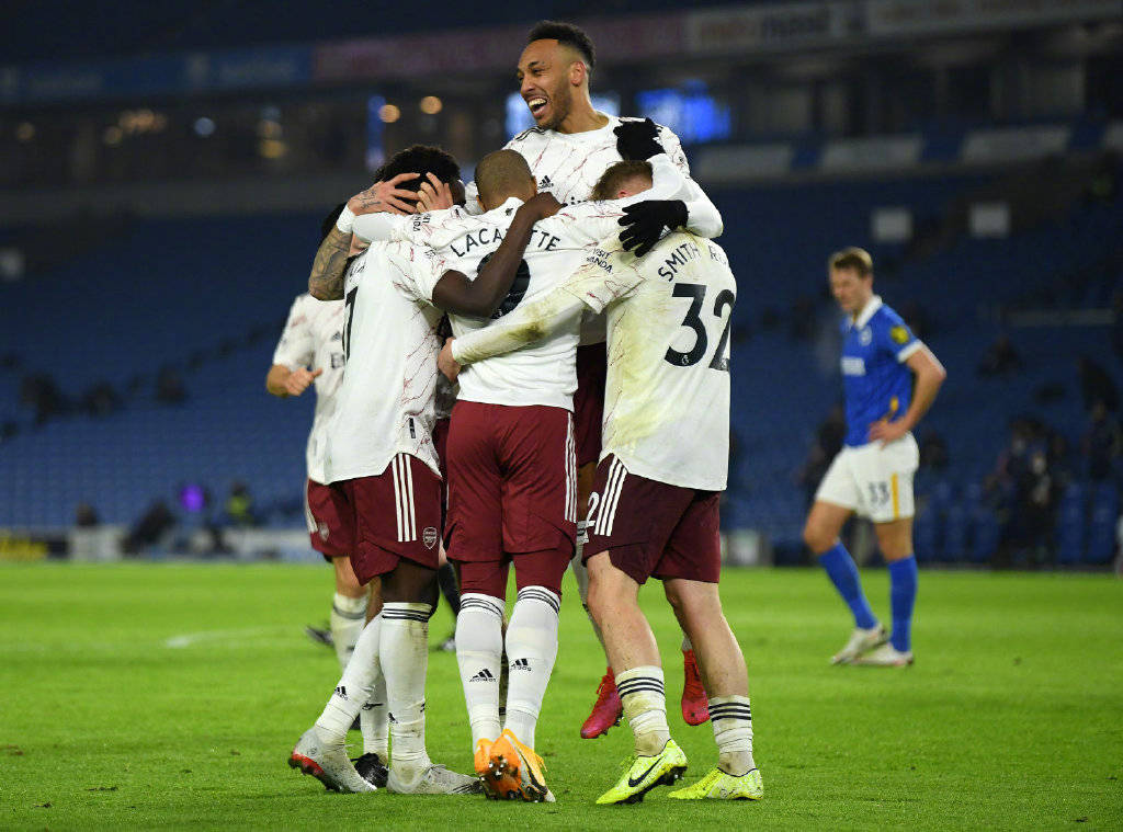  阿森纳萨卡边路突破传中，造就队友头球制胜球